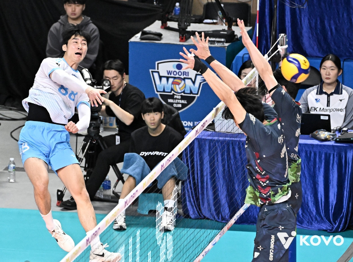 대한항공 임재영이 28일 우리카드와 원정에서 스파이크를 터뜨리고 있다. 한국배구연맹  