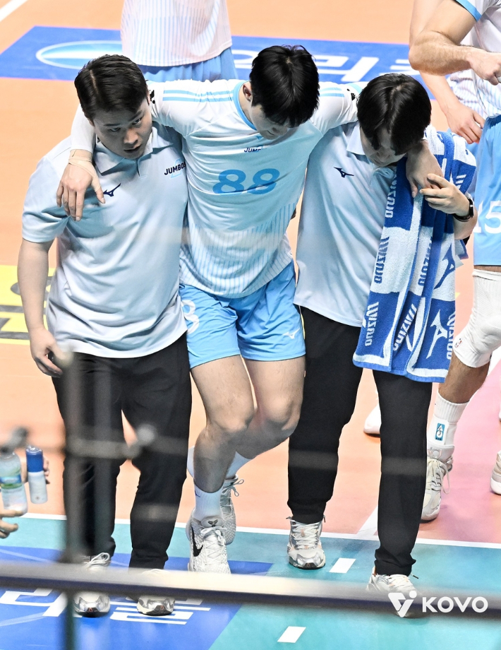 임재영이 왼 무릎 부상으로 부축을 받으며 코트를 빠져 나가고 있다. 한국배구연맹