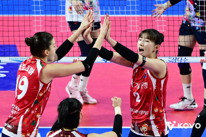 기업은행 빅토리아(왼쪽)와 이주아가 정관장과 홈 경기에서 득점한 뒤 하이파이브를 하고 있다. 한국배구연맹 