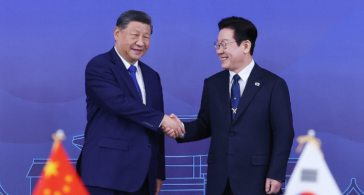 이재명 대통령과 시진핑 중국 국가주석이 1일 경북 국립경주박물관에서 한중 정상회담에 앞서 악수하고 있다. 연합뉴스