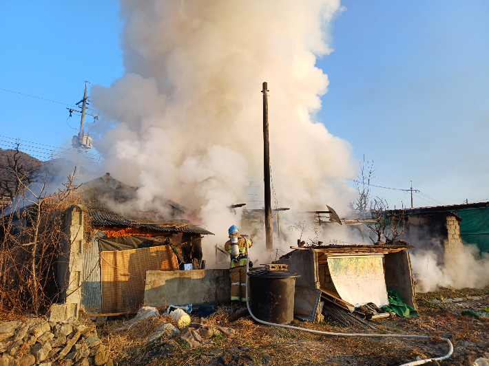 출동한 소방관들이 포항 기계면 창고 화재를 진화하고 있다. 경북소방본부 제공