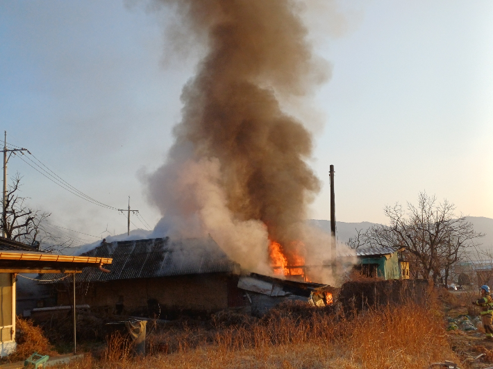 포항 기계면 창고 화재. 경북소방본부 제공
