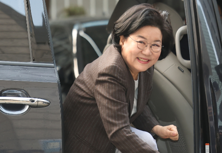 이혜훈 기획예산처 장관 후보자가 29일 서울 중구 예금보험공사에 마련된 인사청문회 준비 사무실로 향하며 미소를 보이고 있다. 연합뉴스