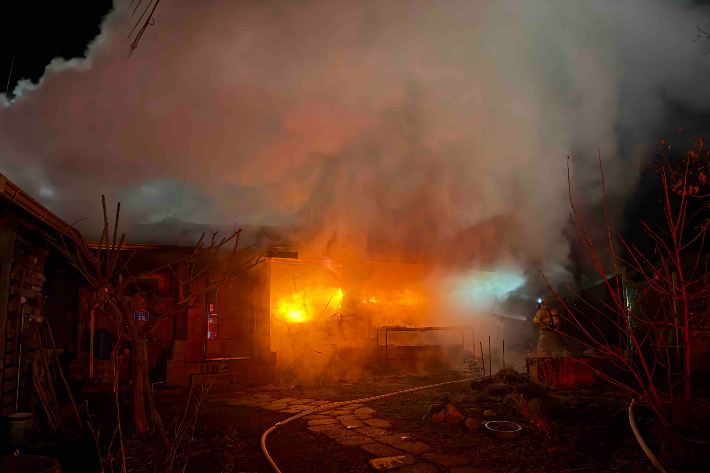 지난 8일 오후 8시 56분쯤 영월군 주천면의 한 주택에서 불이 나 2시간 50분 만에 진화됐다. 강원소방본부 제공