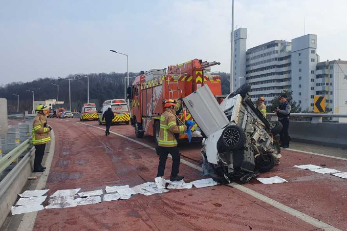 지난 28일 오후 1시 33분쯤 횡성군 횡성읍 입석리 인근 도로에서 모닝 승용차와 렉스턴 승용차가 충돌해 70대 모닝 운전자가 숨졌다. 강원소방본부 제공