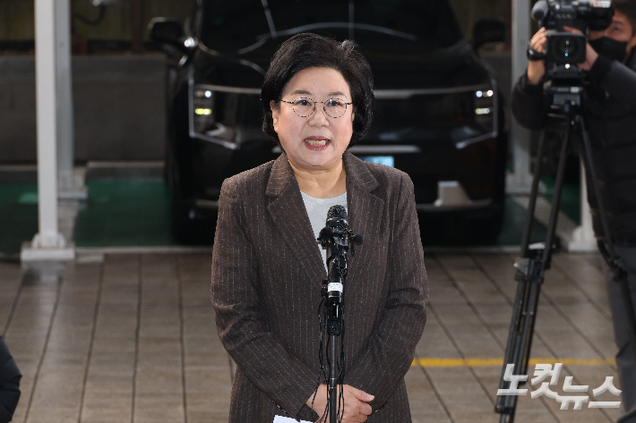 이혜훈 기획예산처 장관 후보자가 29일 서울 중구 예금보험공사에 마련된 인사청문회 준비사무실로 출근하며 소감을 밝히고 있다. 황진환 기자