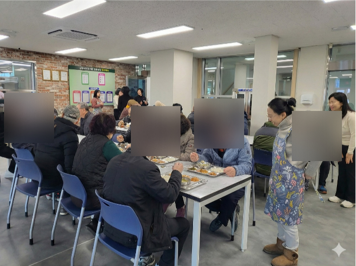 증축 준공된 경로식당에서 식사하고 있다. 순천시 제공