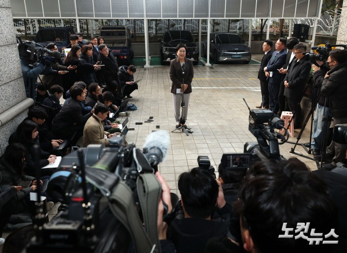 취재진 앞에 선 이혜훈 기획예산처 장관 후보자