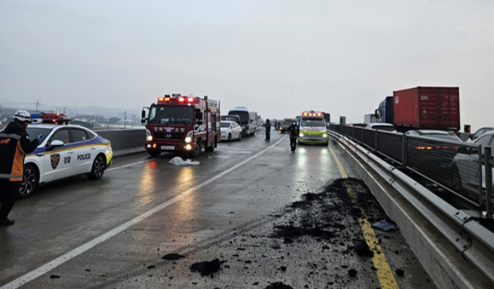 29일 오전 8시 22분쯤 경북 상주시 함창읍 신흥리 3번 국도 태봉교차로 이안교에서 15중 추돌 사고가 났다. 경북소방본부 제공
