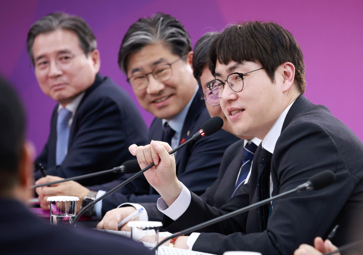 하정우 AI미래기획수석이 23일 부산 동구 해양수산부 청사에서 열린 해수부 업무보고에서 발언하고 있다. 연합뉴스