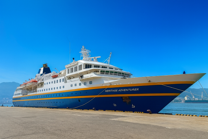 마산항에 입항한 영국 헤리티지 어드벤처러호. 경남도청 제공 