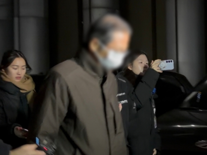 경찰은 전재수 전 해양수산부 장관과 접촉한 인물로 알려진 통일교 간부 박모씨 불러 장시간 조사했다. 연합뉴스