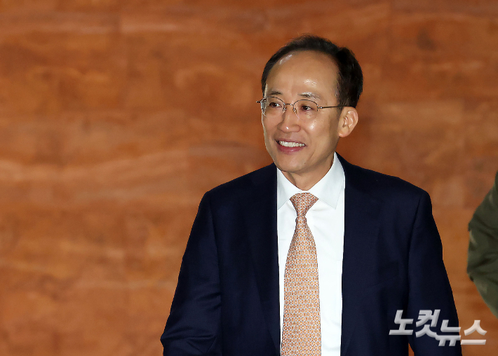 국민의힘 추경호 의원이 8일 오전 국회에서 열린 의원총회에 참석하고 있다. 황진환 기자