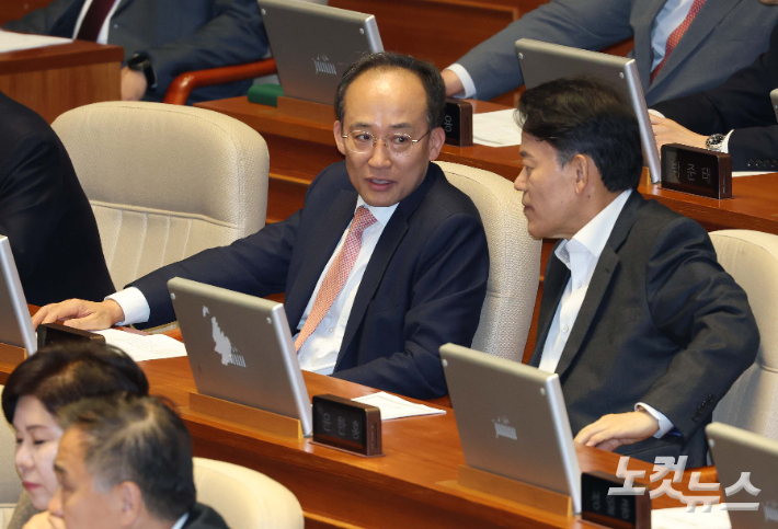국민의힘 추경호, 윤항홍 의원이 9일 오후 국회 본회의에 참석해 대화나누고 있다. 황진환 기자