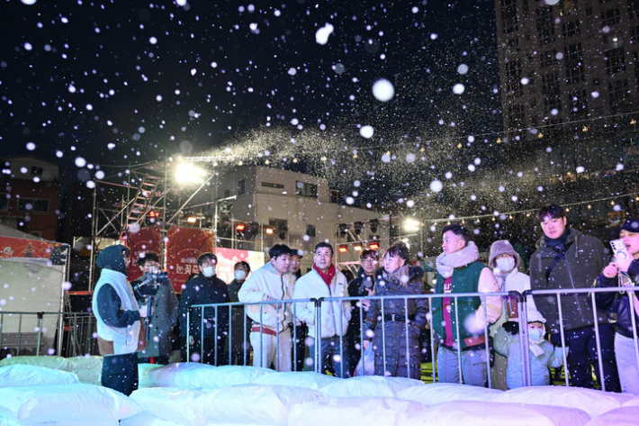 제19회 성남동 눈꽃축제 현장을 찾은 시민들은 눈꽃을 맞으며 추억을 만들었다. 울산 중구청 제공