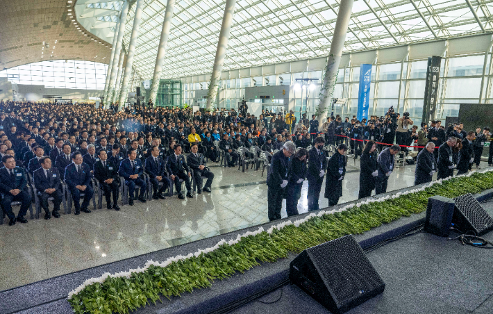 29일 전남 무안국제공항에서 12ㆍ29 제주항공 여객기 참사 1주기 추모식이 열리고 있다. 2025.12.29 연합뉴스