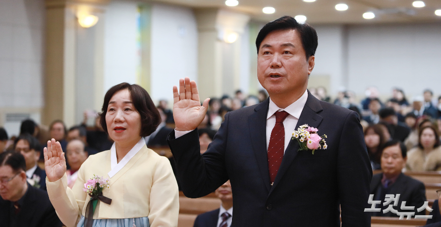 임장순 목사 부부가 목사의 직무를 성실히 수행할 것을 서약하고 있다. 한세민 기자