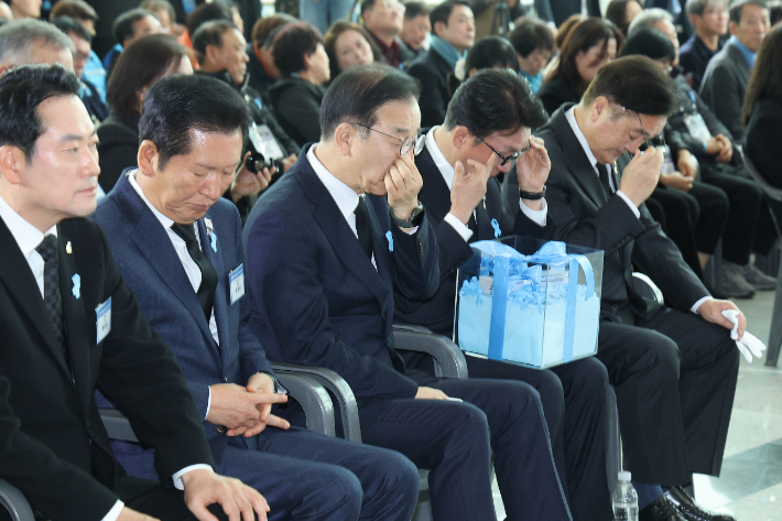 우원식 국회의장(오른쪽부터), 김민석 국무총리, 김윤덕 국토교통부 장관, 더불어민주당 정청래 대표, 국민의힘 장동혁 대표가 29일 전라남도 무안군 무안국제공항 여객터미널에서 열린 12·29 여객기 참사 1주기 추모식에서 눈물을 흘리고 있다. 연합뉴스