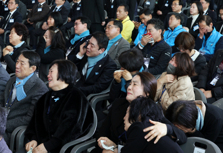 29일 오전 전남 무안국제공항에서 열린 12ㆍ29 제주항공 여객기 참사 1주기 추모식에서 유가족들이 눈물을 흘리고 있다. 연합뉴스