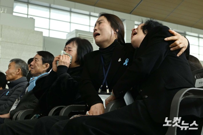 오열하는 제주항공 여객기 참사 유가족들