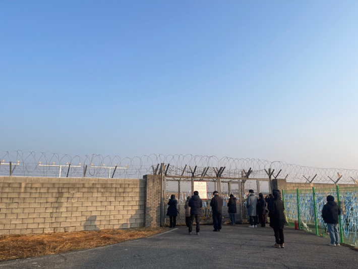 29일 오전 9시 3분, 179명이 희생된 제주항공 참사를 추모하기 위한 시민들이 공항 앞에서 묵념을 하고 있다. 독자 제공