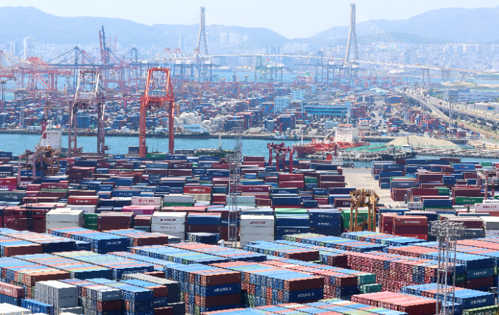 한국 수출, 사상 첫 7천억 달러 달성…세계 6번째 수출강국 도약