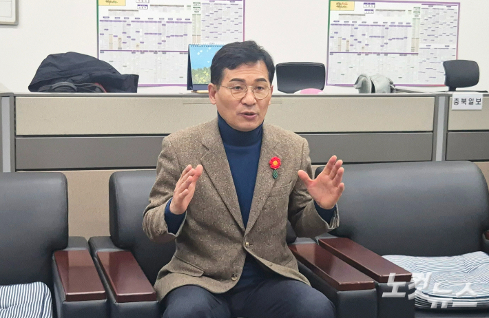 유행열 전 청와대 선임행정관이 29일 청주시청 기자실을 찾아 내년 지방선거 출마 의사를 내비치고 있다. 최범규 기자