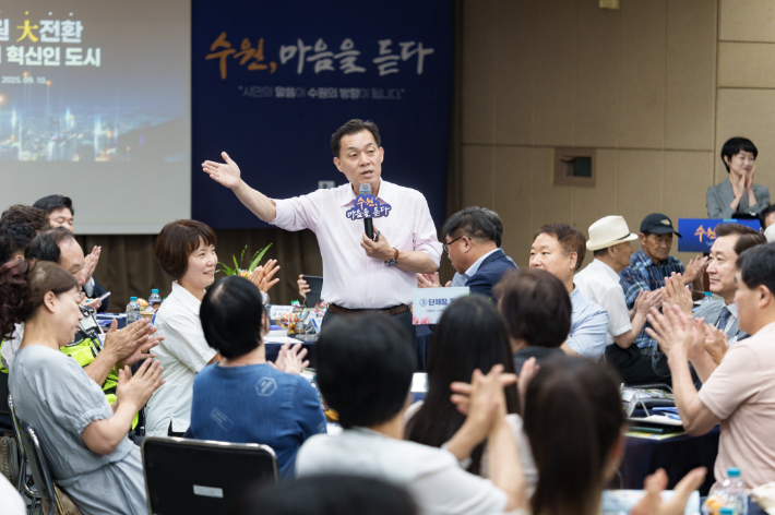 이재준 수원시장이 화서1동 새빛만남에서 시민들에게 시정 계획을 설명하고 있다. 수원시 제공
