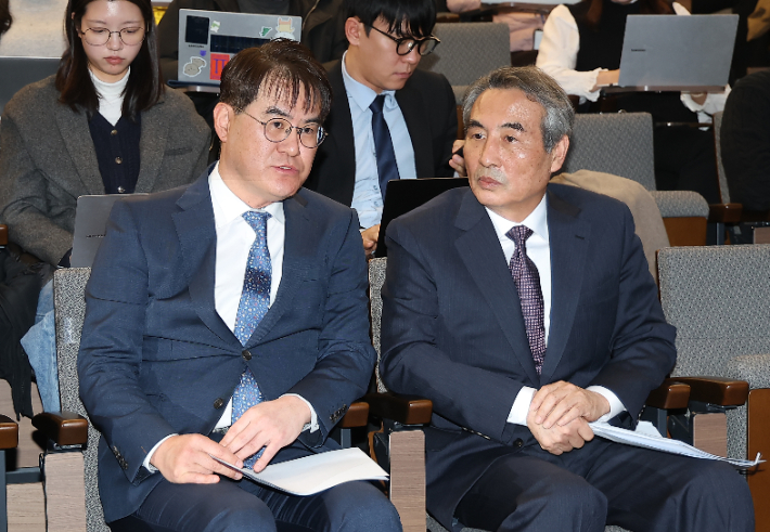 민중기 특별검사(오른쪽)와 김형근 특검보가 29일 서울 종로구 KT광화문빌딩 웨스트빌딩 브리핑실에서 열린 최종 브리핑에서 대화를 나누고 있다. 연합뉴스