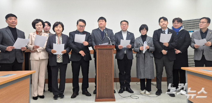 청주시의회 더불어민주당 소속 의원들이 29일 시청 브리핑룸에서 기자회견을 열어 청주시외버스터미널 매각에 대한 행정사무조사 추진 계획을 밝히고 있다. 최범규 기자 