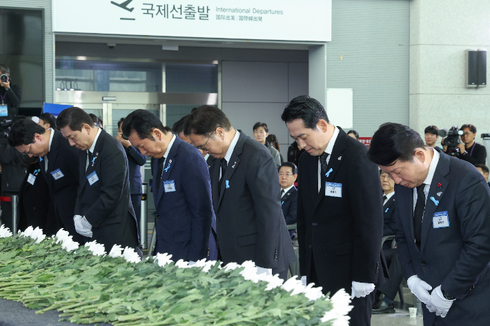우원식 국회의장, 더불어민주당 정청래 대표, 국민의힘 장동혁 대표 등이 29일 전라남도 무안군 무안국제공항 여객터미널에서 열린 12ㆍ29 여객기 참사 1주기 추모식에서 묵념하고 있다. 연합뉴스