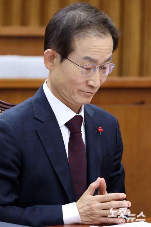 생각에 잠긴 김호철 감사원장 후보자