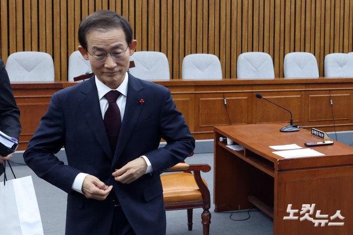 김호철 감사원장 후보자가 29일 서울 여의도 국회에서 열린 인사청문회에서 자료 제출 문제로 회의가 정회되자 자리에서 일어나 이동하고 있다.