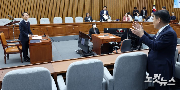 29일 서울 여의도 국회에서 열린 감사원장(김호철) 임명동의안 심사를 위한 인사청문회에서 정점식 인사청문위원장이 회의를 정회하고 나서며 김호철 후보자와 대화를 하고 있다.