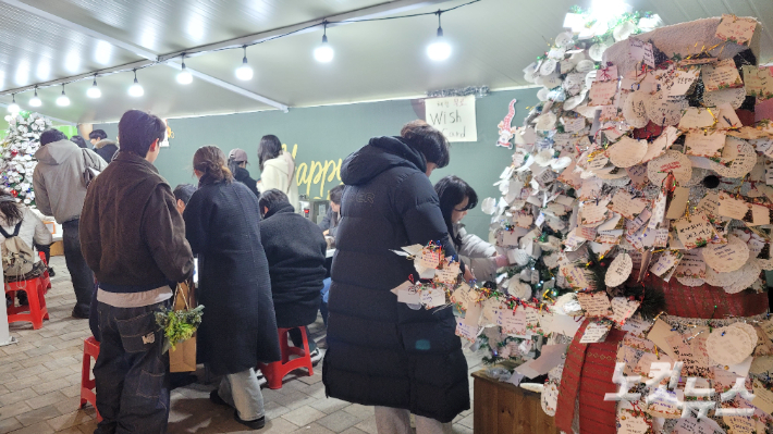 제5회 강릉크리스마스 겨울축제를 방문한 시민과 관광객들. 전영래 기자