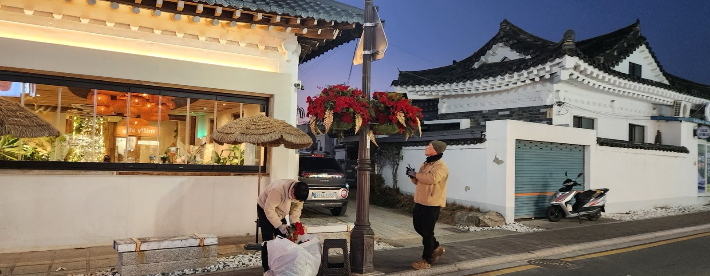 경주시가 황리단길 일원 가로등에 포인세티아 화분을 설치했다. 경주시 제공