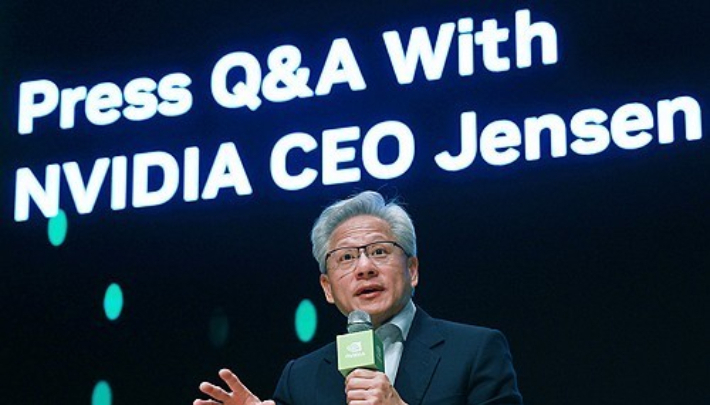젠슨 황 엔비디아 최고경영자가 엔비디아 기자간담회에서 취재진 질문에 답하고 있다. 연합뉴스