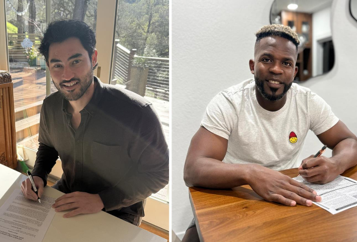 SSG와 재계약한 미치 화이트(왼쪽)와 기예르모 에레디아가 계약서에 서명하며 기념 촬영하고 있다. SSG 랜더스