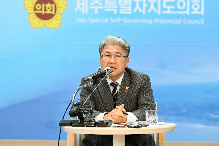 이상봉 제주도의회 의장이 29일 도의회 도민카페에서 신년 기자간담회를 하고 있다. 제주도의회 제공