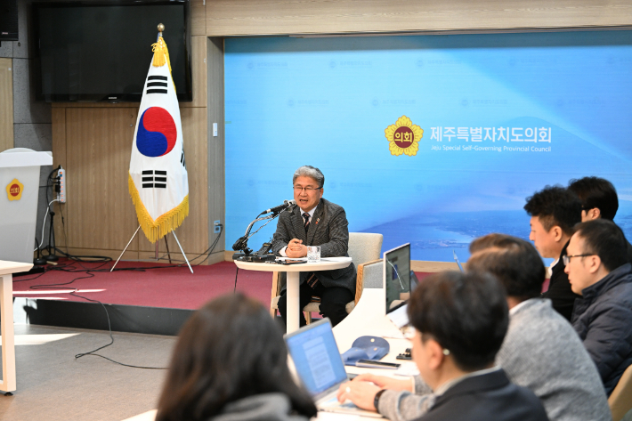 이상봉 제주도의회 의장이 29일 도의회 도민카페에서 신년 기자간담회를 하고 있다. 제주도의회 제공