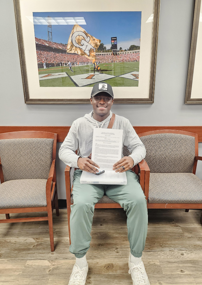 두산 구단의 외국인 타자 다즈 카메론이 계약서를 들고 기념 촬영하고 있다. 두산 베어스