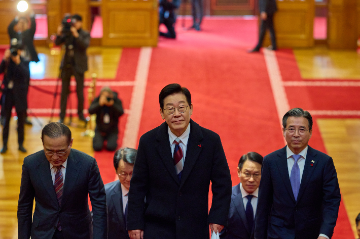 이재명 대통령이 29일 용산 대통령실 이전 후 청와대로 첫 출근을 하고 있다. 연합뉴스