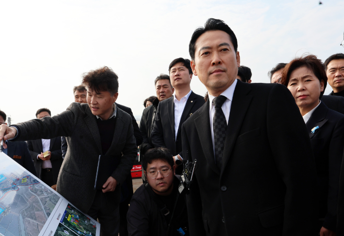 국민의힘 장동혁 대표(가운데)가 29일 오후 전남 현안 사업 현장인 해남군 산이면 솔라시도를 시찰하고 있다. 연합뉴스