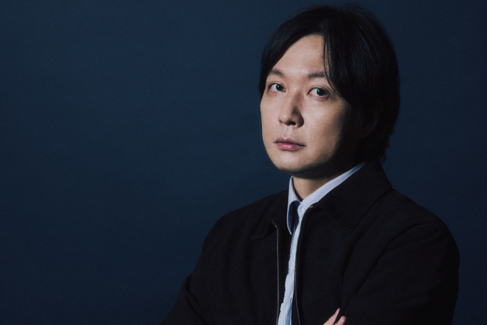 김병우 감독은 극 중 밀려오는 물이 흙탕물이 아닌 푸른색으로 표현된 이유에 대해서는 "단순히 물이 범람해서 오는 게 아니라 아파트 자체가 태평양 한 가운데로 들어갔다고 생각했다"며 "그 설정에 맞춰 곳곳에 물고기들도 배치한 것"이라고 밝혔다. 넷플릭스 제공