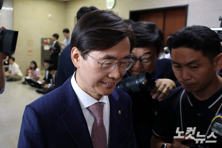 국민의힘 조경태 의원이 28일 서울 여의도 국회에서 열린 당대표 및 중진의원 회의에 참석하고 있다. 윤창원 기자