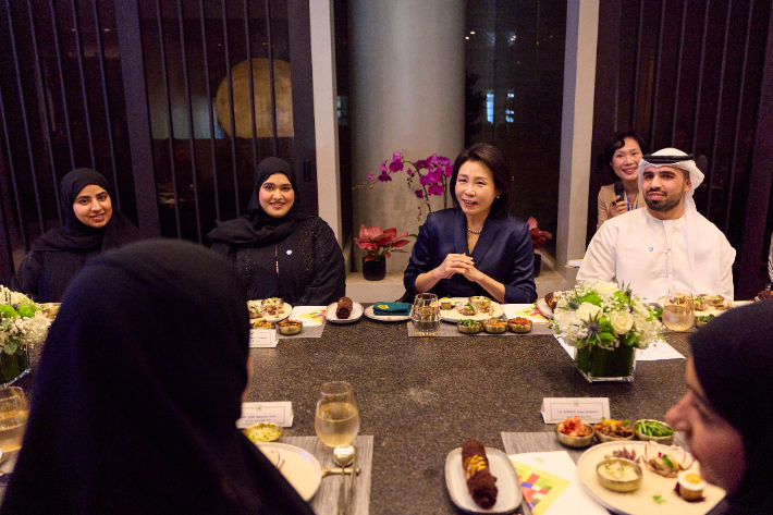 이재명 대통령과 함께 아랍에미리트(UAE)를 국빈 방문 중인 김혜경 여사가 18일(현지시간) 아부다비의 한 한식당에서 UAE 소재 대학생 한류동호회 관계자들과 오찬 간담회를 하고 있다. 연합뉴스