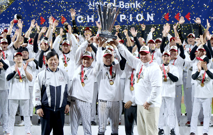2025 프로야구 KBO 리그 포스트 시즌 한국시리즈에서 LG가 통합 우승을 차지한 뒤 시상식에서 KBO 허구연 총재(사진 왼쪽부터), 염경엽 감독, 주장 박해민, 차명석 단장이 기념 촬영한 모습. 연합뉴스 