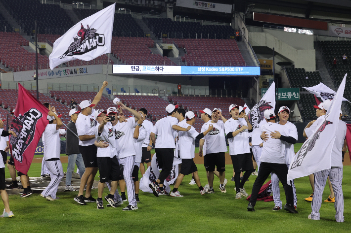 10월 1일 한화의 패배로 정규 리그 우승이 확정된 LG 선수들이 기뻐하는 모습. 연합뉴스 