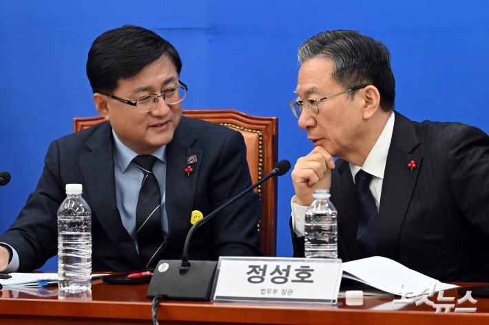 정성호 법무부 장관(오른쪽)과 김성환 기후에너지환경부 장관이 30일 서울 여의도 국회에서 열린 