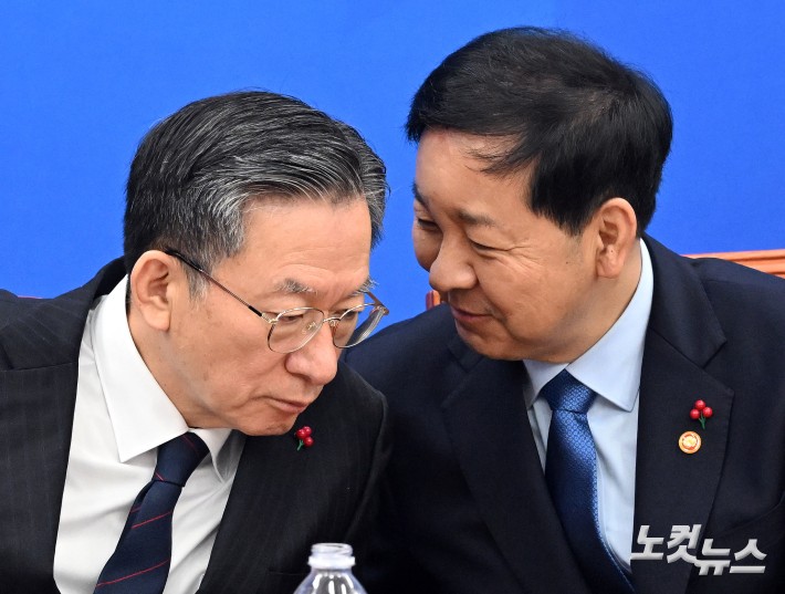 구윤철 경제부총리 겸 기획재정부 장관(오른쪽)과 정성호 법무부 장관이 30일 서울 여의도 국회에서 열린 